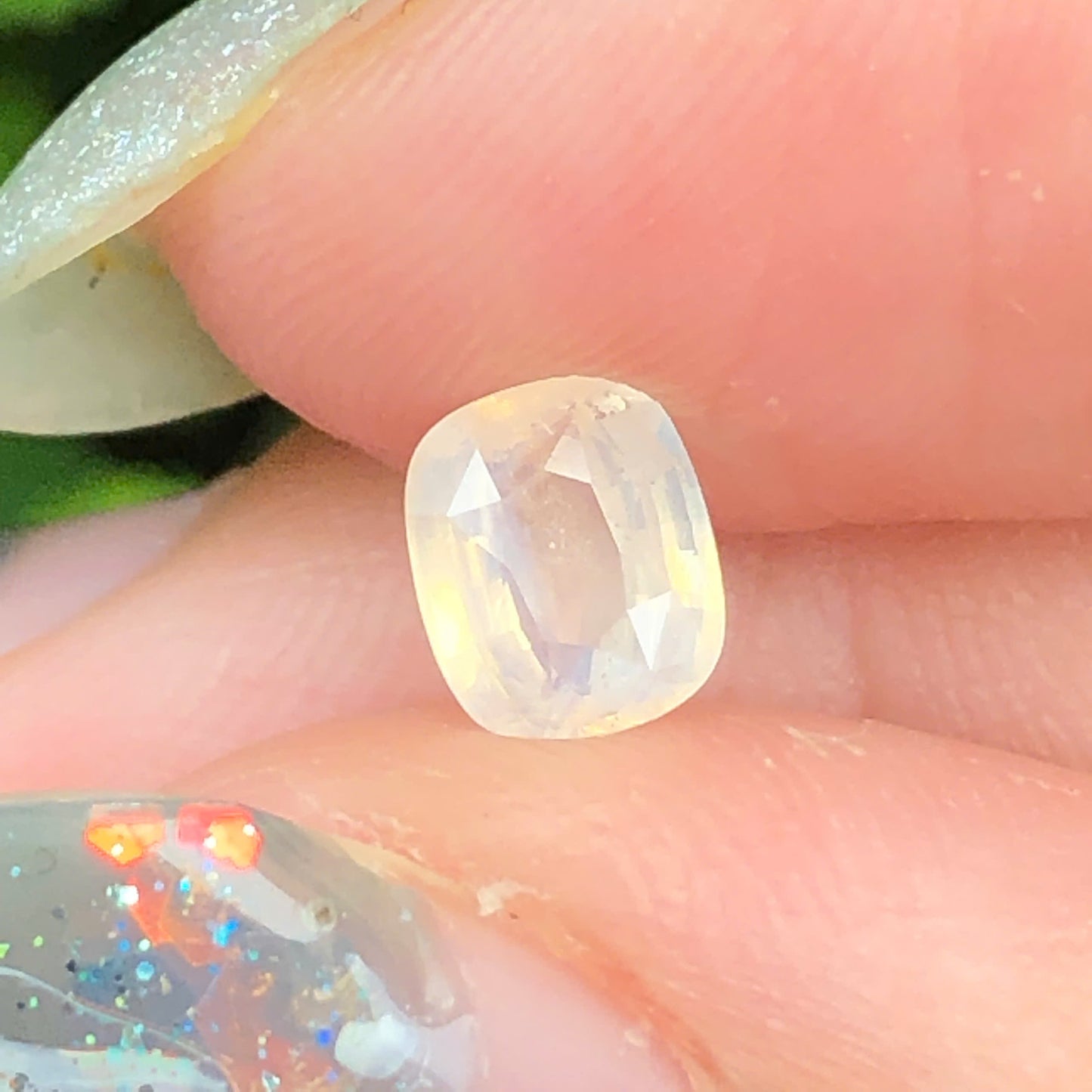 Natural yellow silky Sapphire LucYen 0,75ct HG