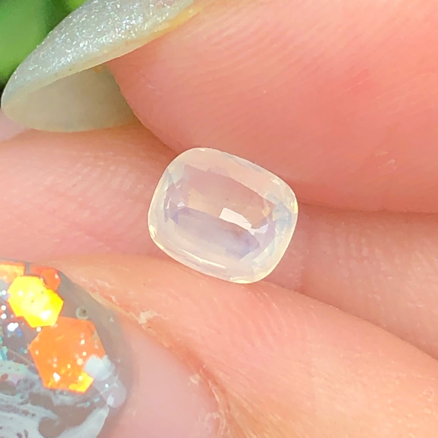 Natural yellow silky Sapphire LucYen 0,75ct HG