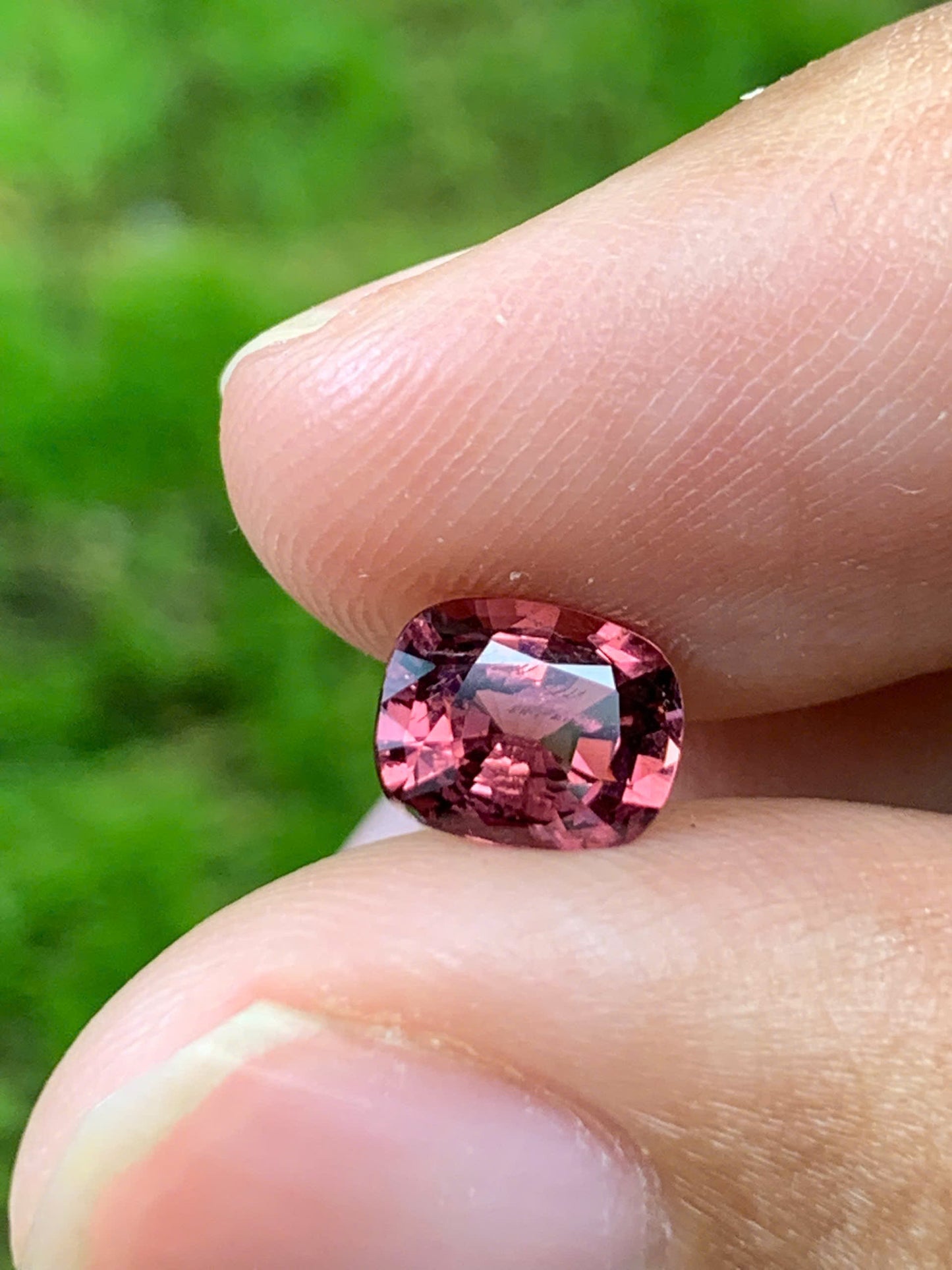 Natural Spinel VietNam 28082550