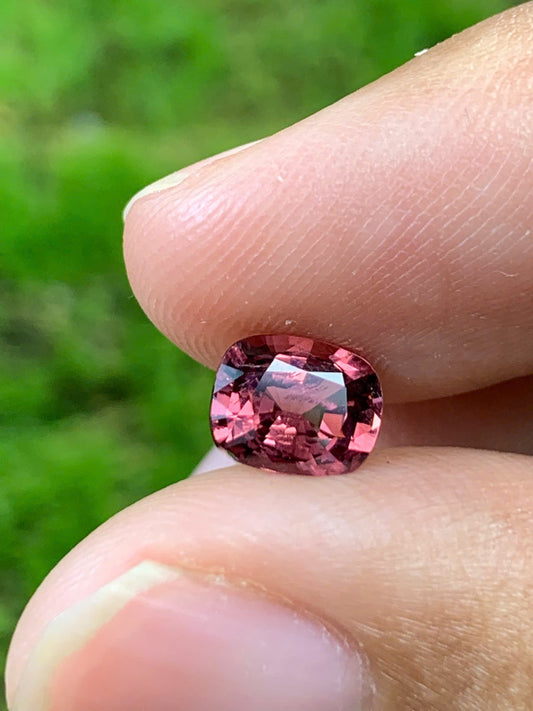 Natural Spinel VietNam 28082550