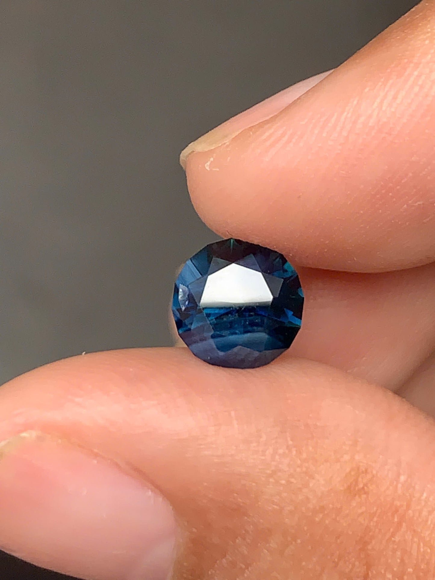 Natural Royal blue sapphire _ 19092524