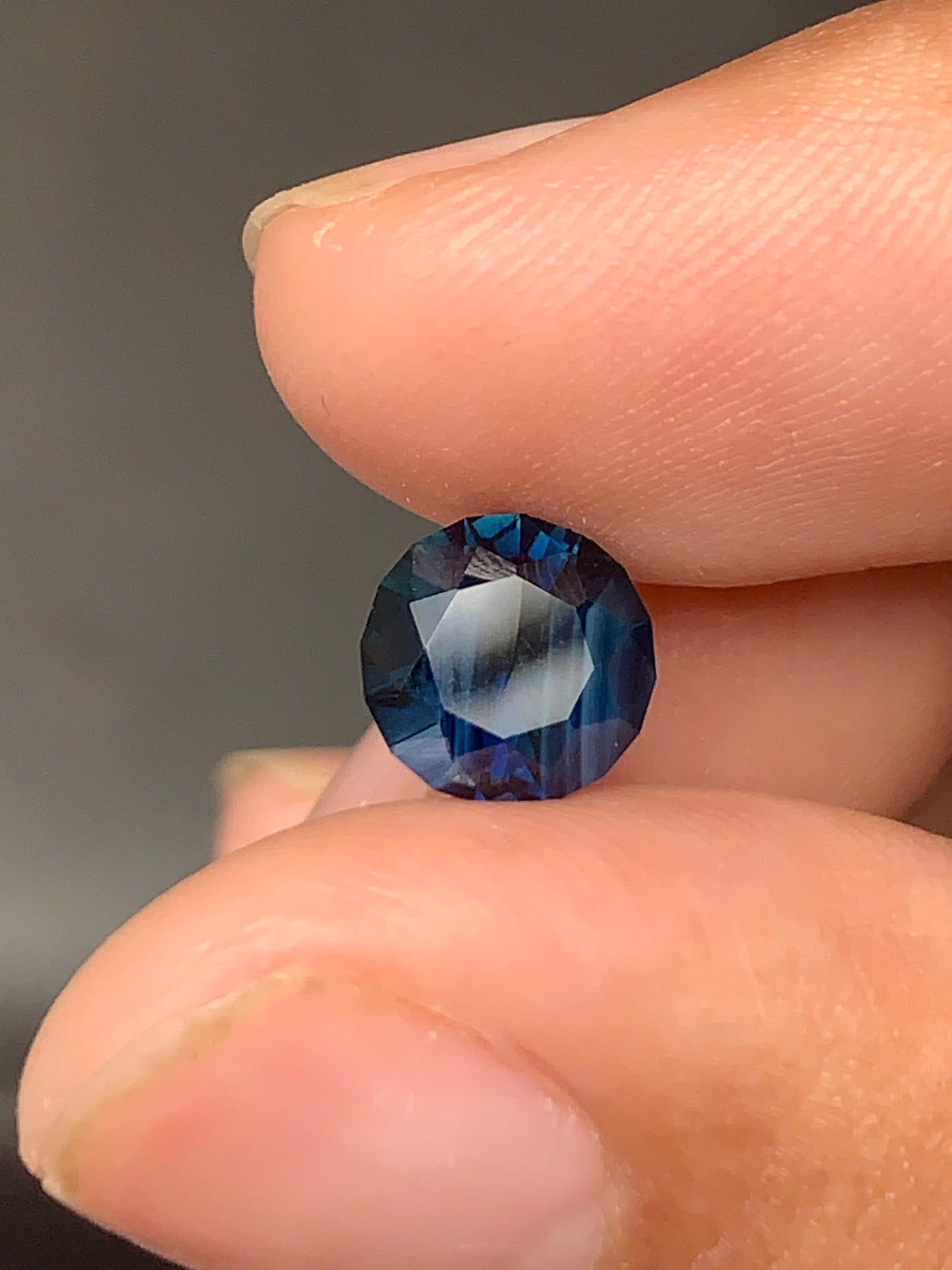 Natural Royal blue sapphire _ 19092524