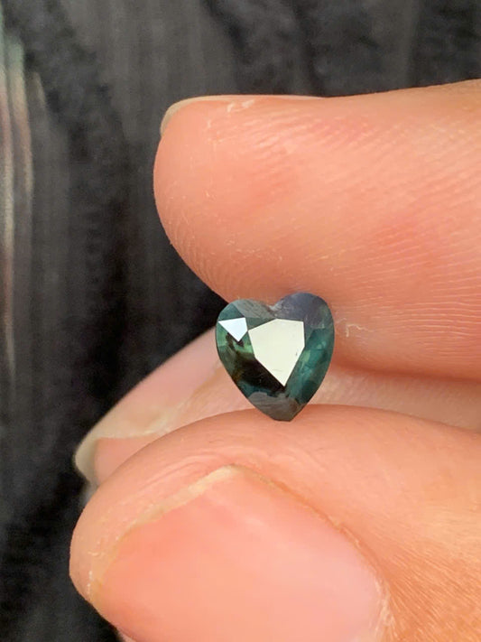 Natural Green heart Sapphire 0.865ct _ 02102513
