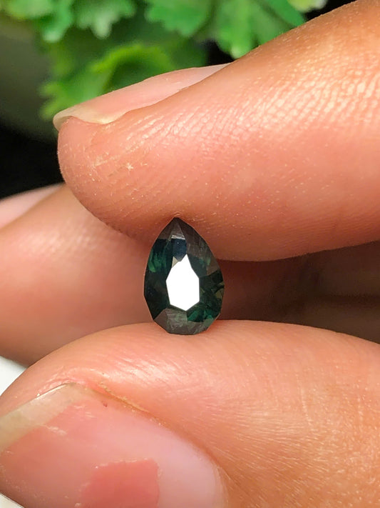 Natural green sapphire Lucyen 0.95ct_121211HG