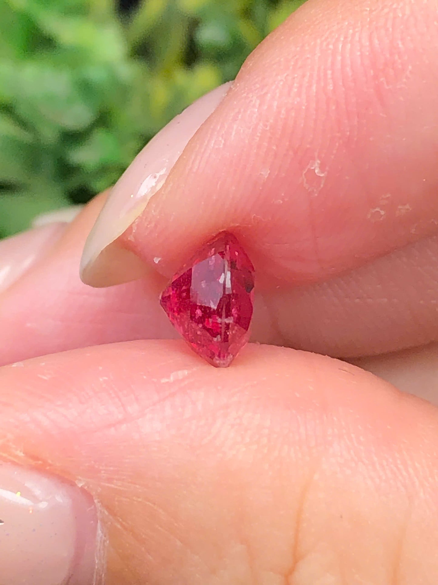 Natural red pink spinel- there is inclusion inside LucYen 1,45ct   - 010504HG